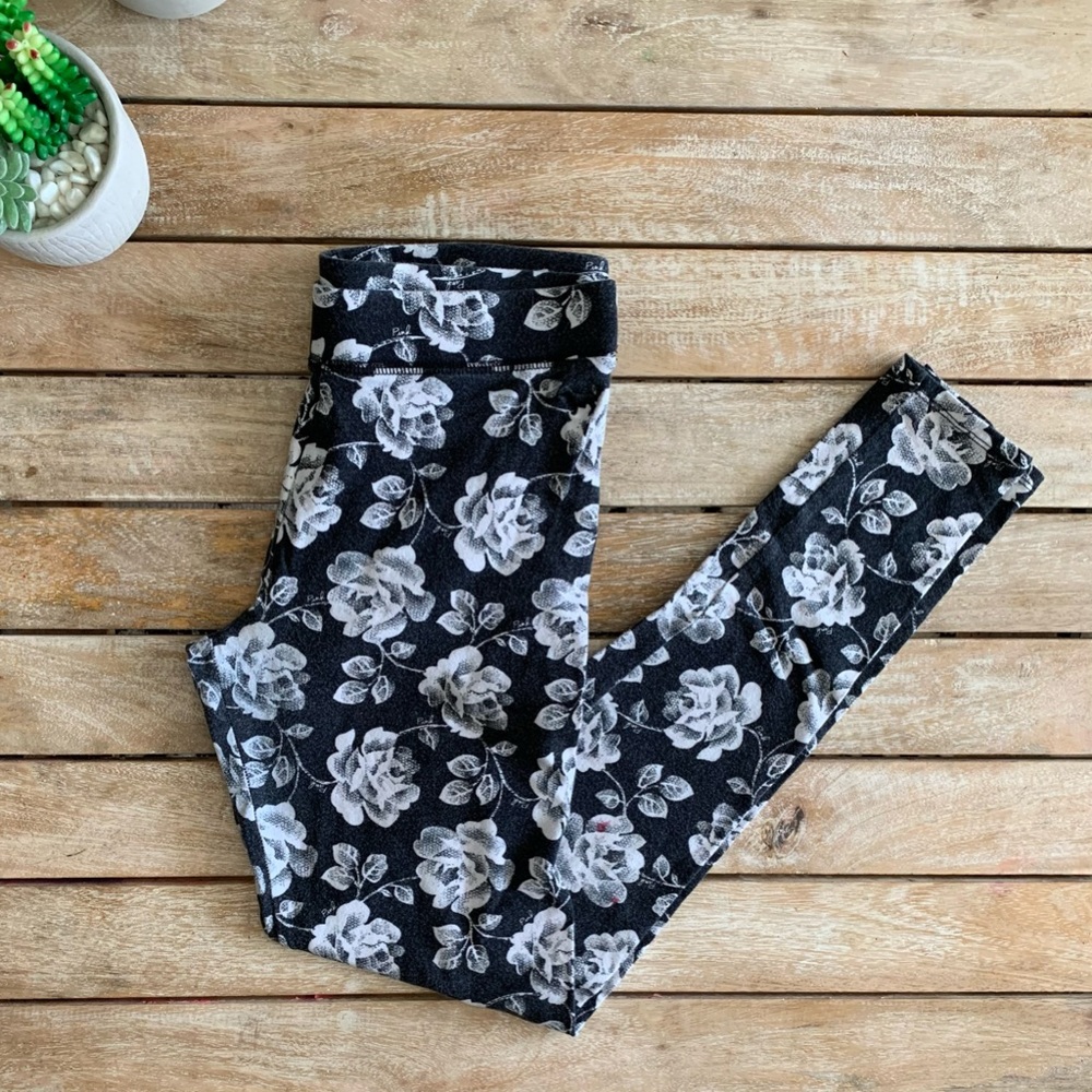 PINK Victoria’s Secret leggings black white floral size small